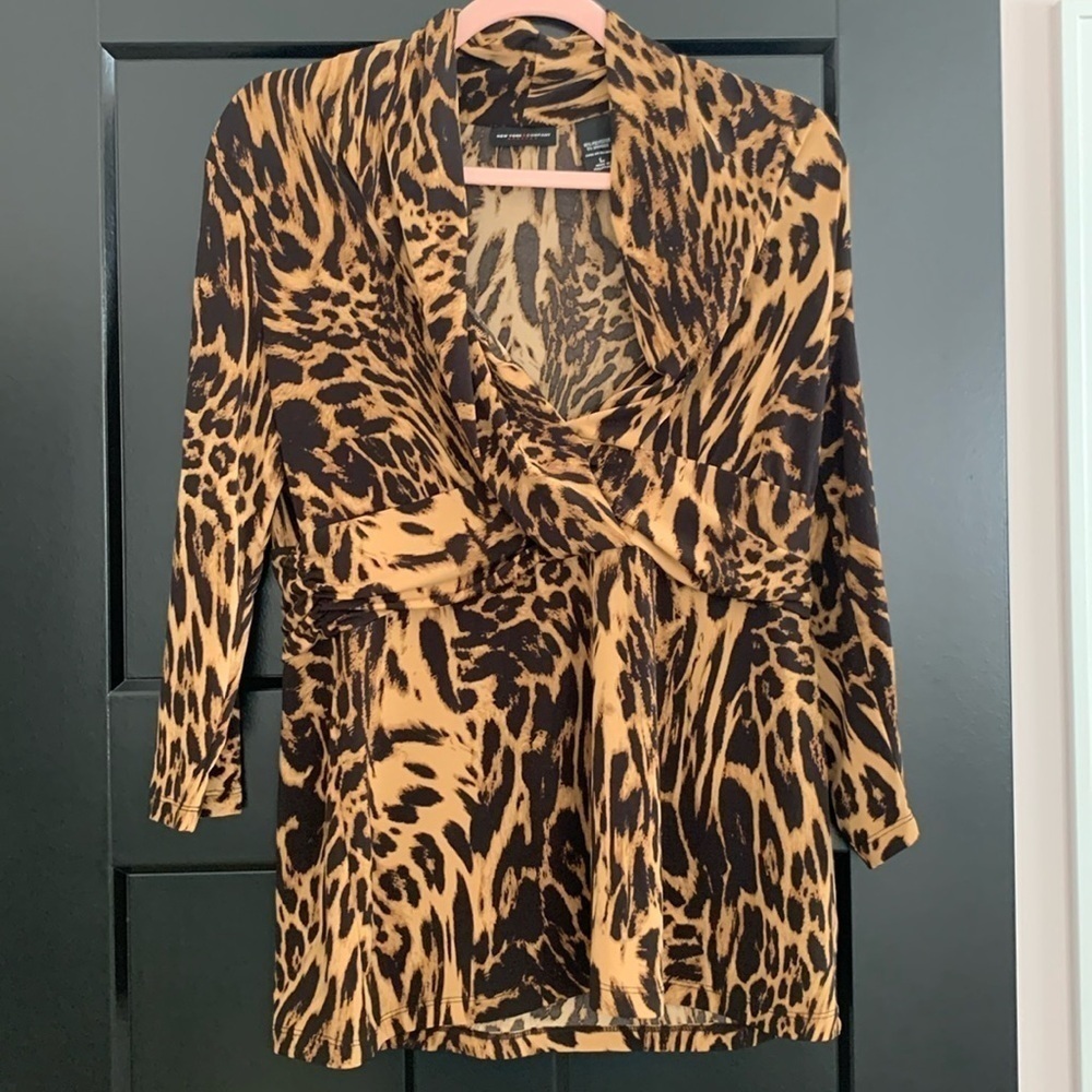 New York & Co Stretch Deep V-Neck Animal Print Blouse w/3/4 Sleeves. Size Large